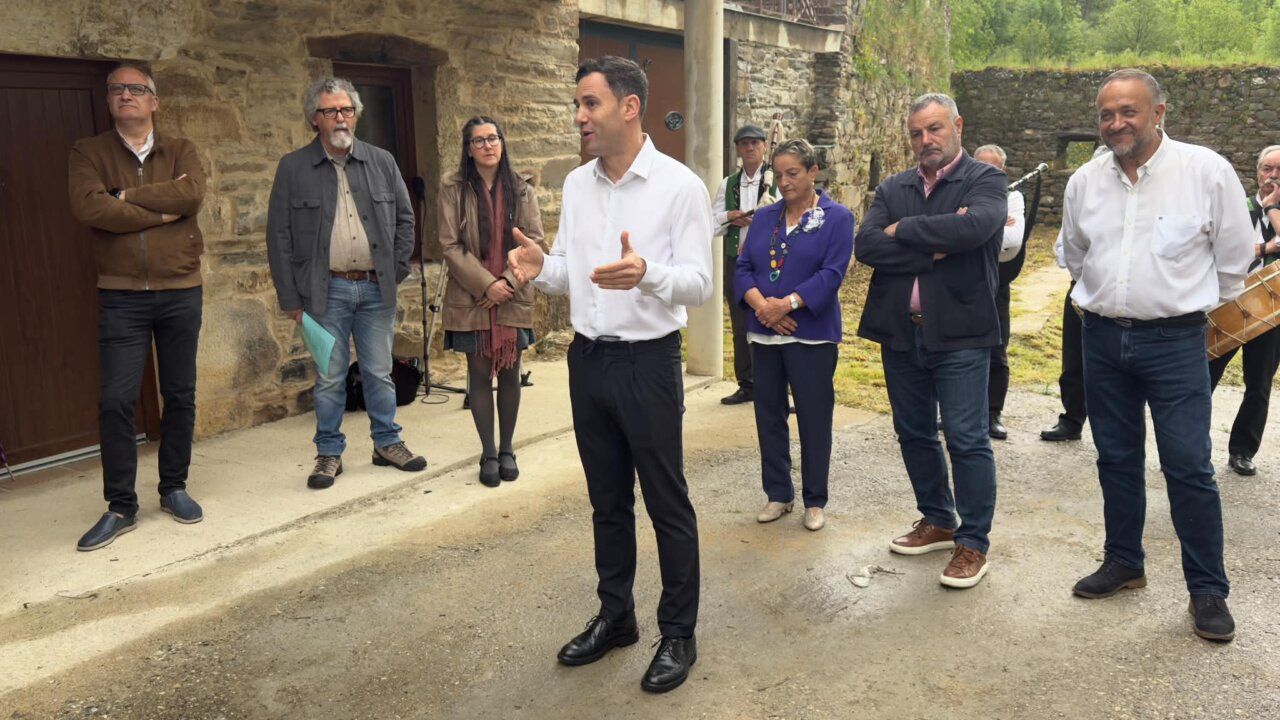 Acto de homenaje a Alfredo de Arriba en Busmayor con asistentes