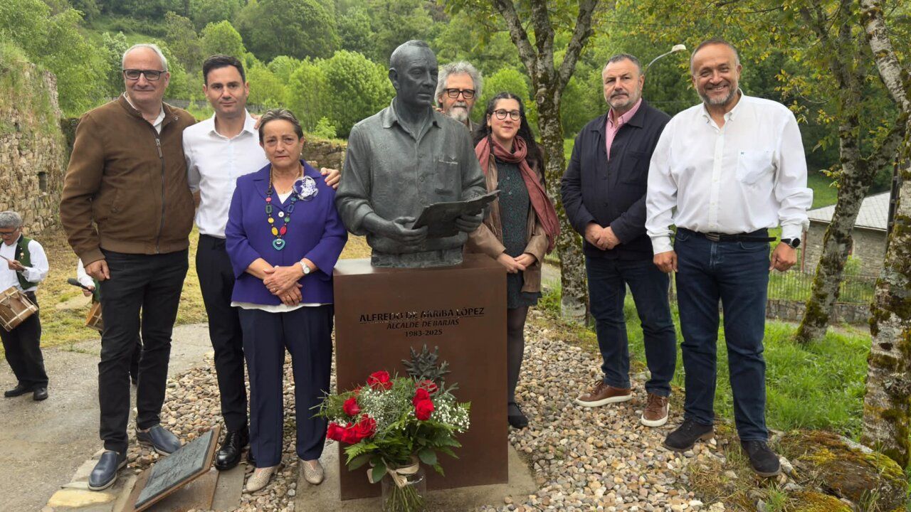 Grupo de personas junto a la escultura de Alfredo de Arriba en Busmayor