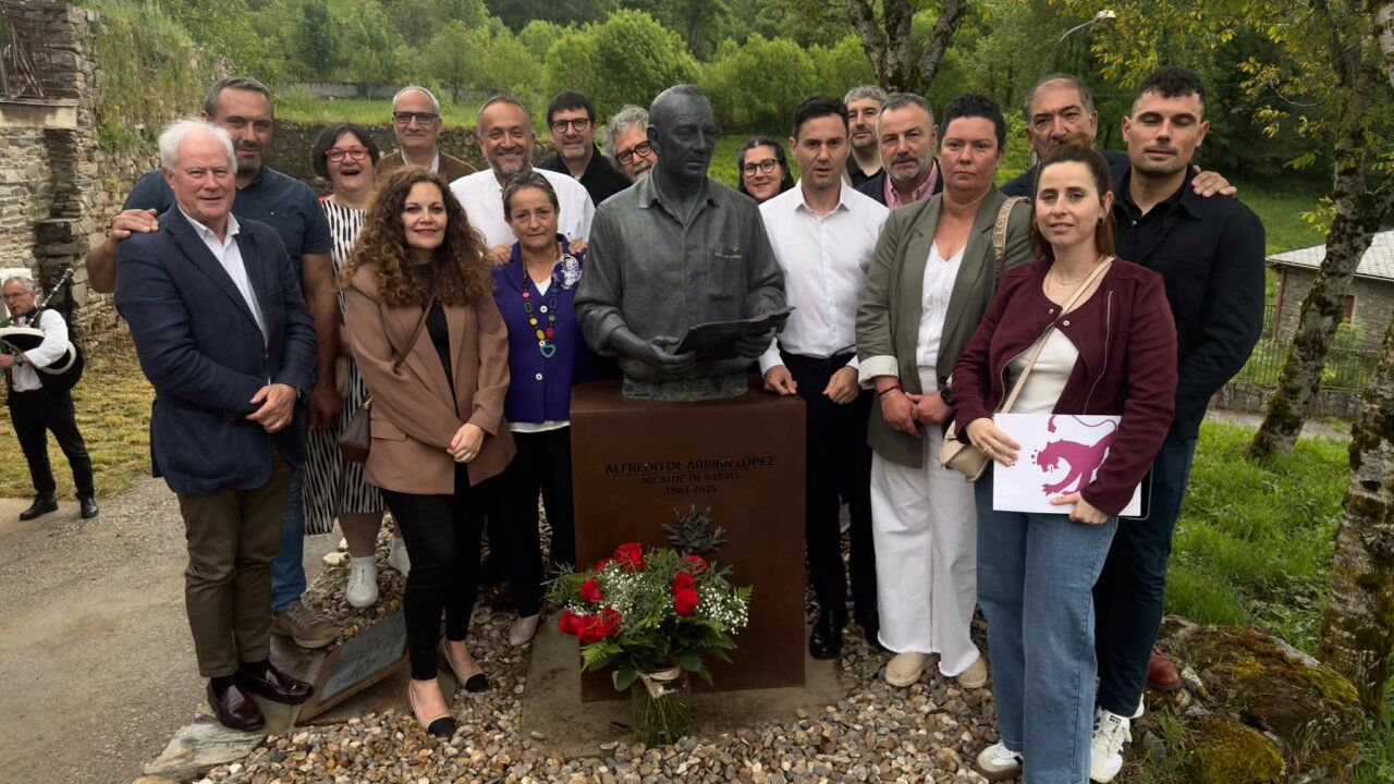 Grupo de personas en homenaje a Alfredo de Arriba junto a su busto