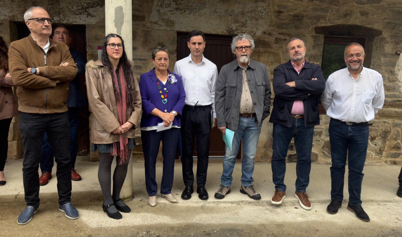 Grupo de personas en un homenaje a Alfredo de Arriba en León