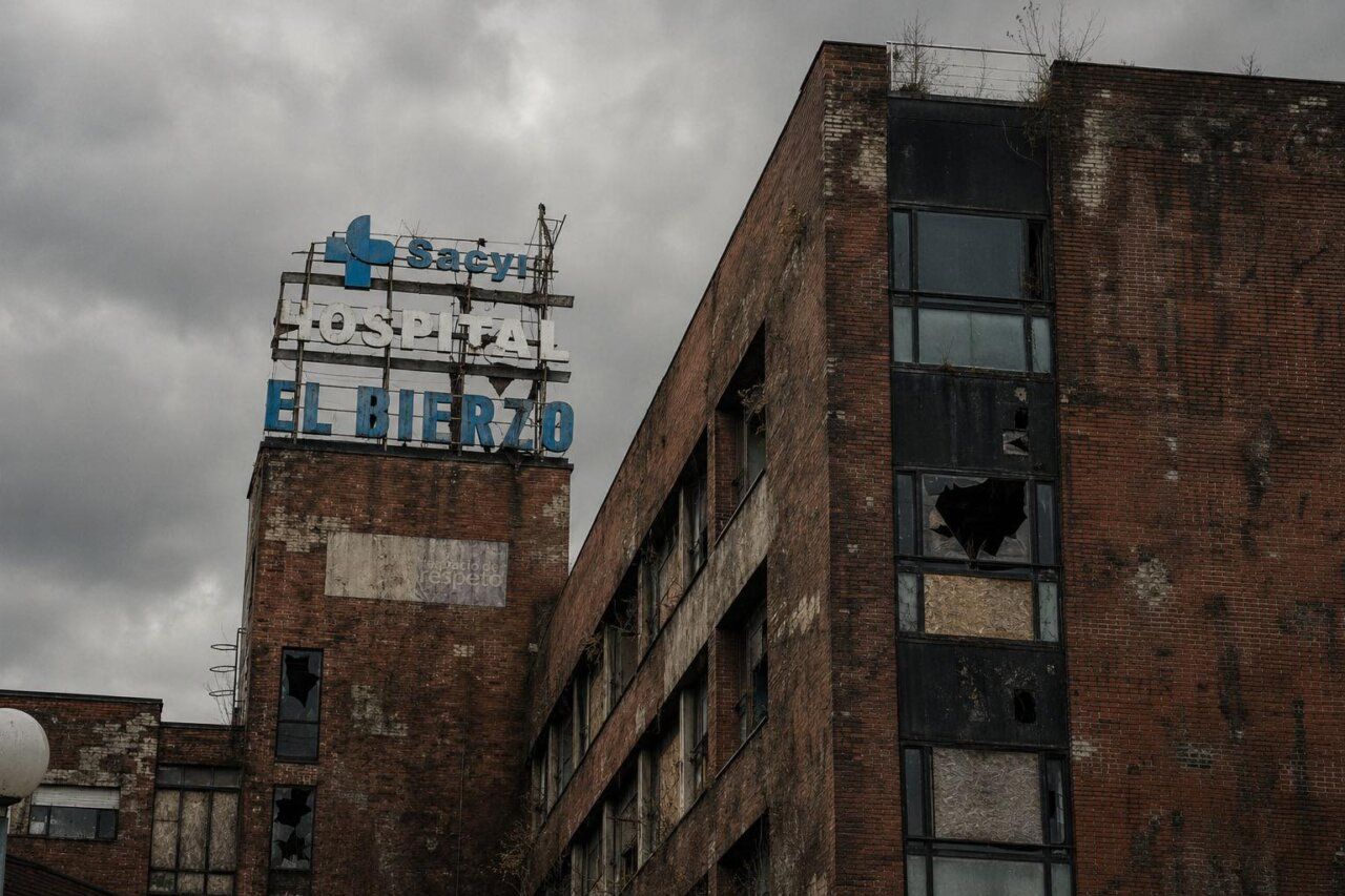 Edificio del Hospital del Bierzo con ventanas rotas y cartel deteriorado