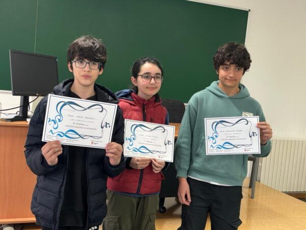 Estudiantes sosteniendo certificados del concurso de ortografía en Ponferrada