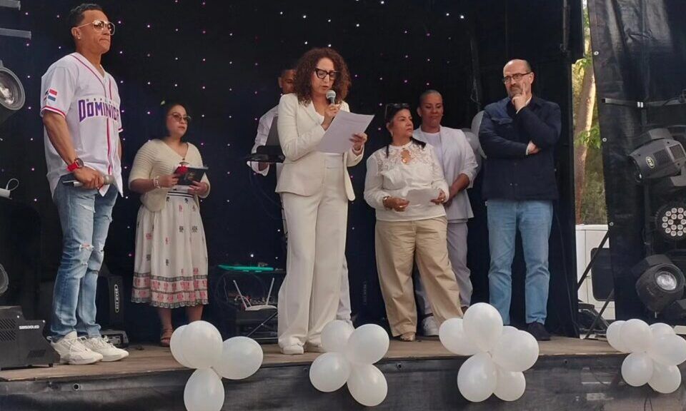 Evento de la III Fiesta de la Interculturalidad en Ponferrada con oradores y público.