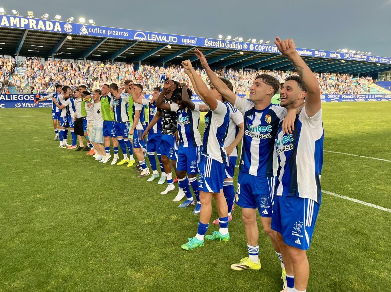 Jugadores de la SD Ponferradina celebrando con la afición en el estadio