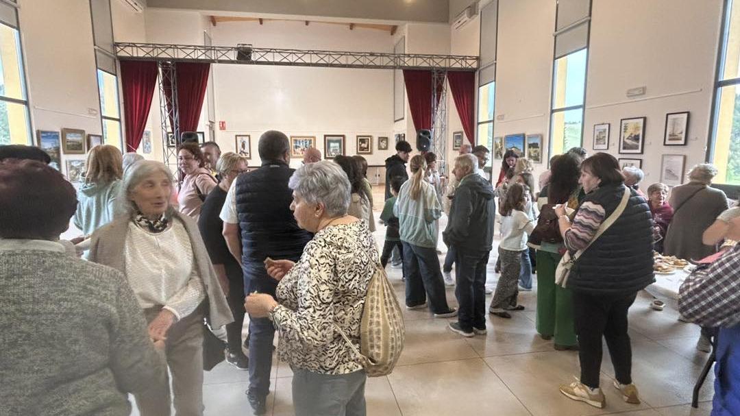 Inauguración de la exposición en Arganza con gran asistencia de público.