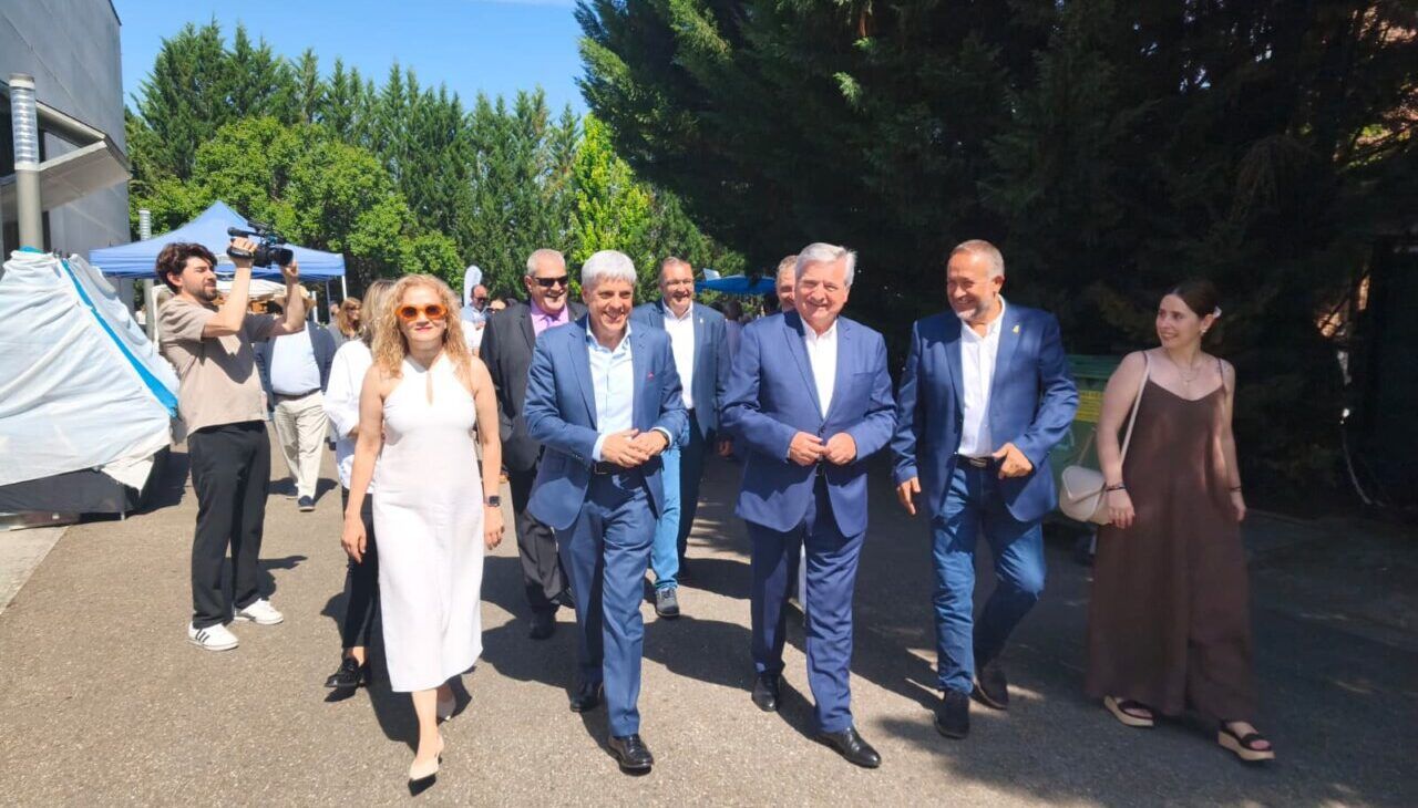 Inauguración de la XXX Feria de Agroturismo en Carracedelo con autoridades locales.