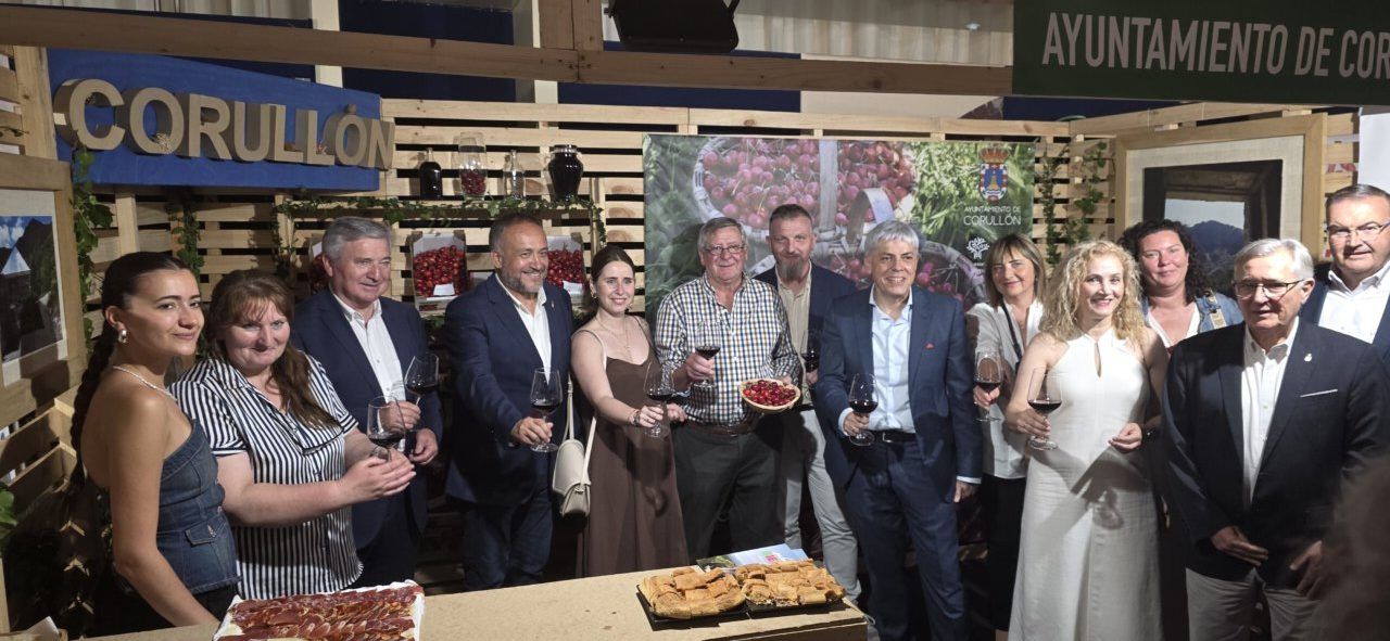 Grupo de personas celebrando la inauguración de la feria agroalimentaria en Carracedelo