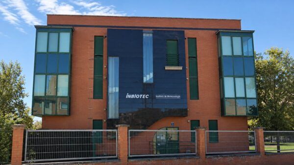 Fachada del Instituto de Biotecnología Inbiotec en León, España.