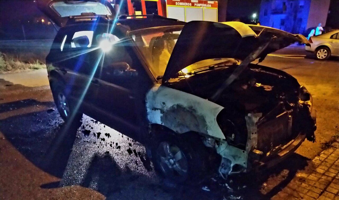 Vehículo dañado por incendio en Ponferrada durante la madrugada