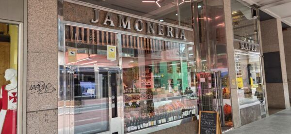 Exterior de una carnicería en Ponferrada con daños visibles