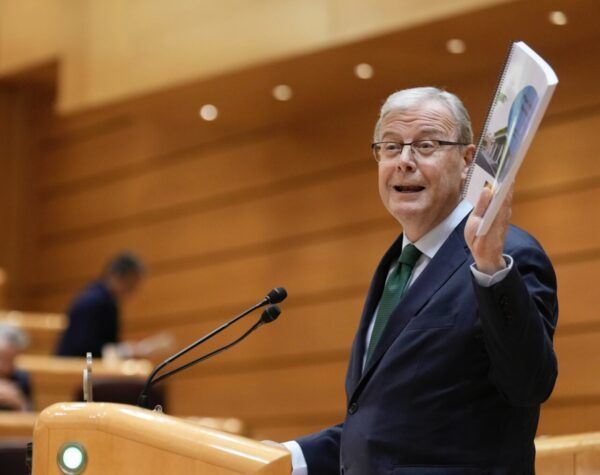 Antonio Silván durante su interpelación en el Senado español