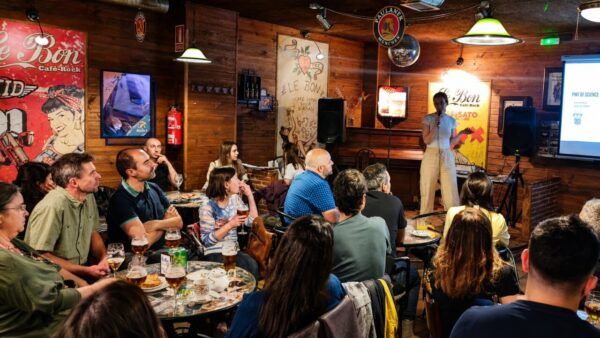 Investigadora presentando en un bar durante el festival Pint of Science