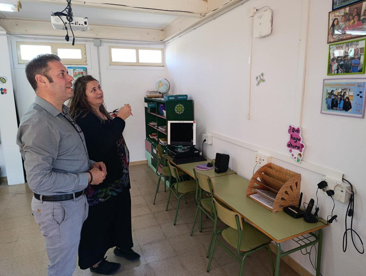 Iván Alonso y profesora en el CRA de San Andrés de Montejos