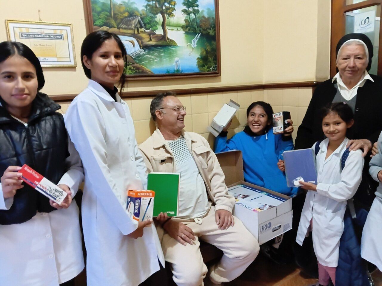 Grupo de personas con donaciones en un centro de apoyo infantil.
