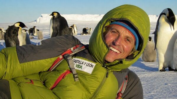 Jesús Calleja en un paisaje nevado con pingüinos de fondo