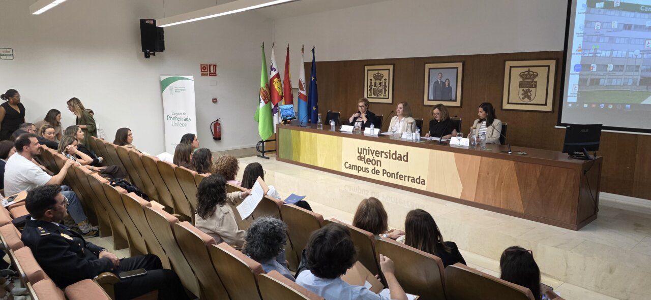 Panel de expertos discutiendo sobre violencia contra la mujer en Ponferrada