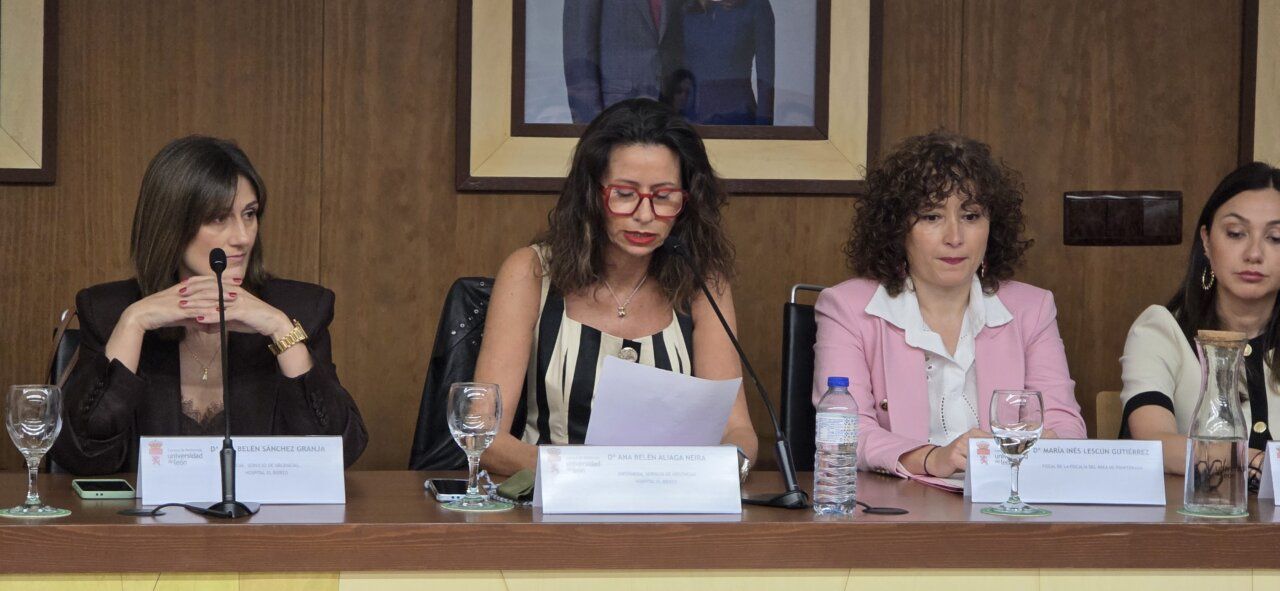 Mesa de ponentes en jornada sobre violencia contra la mujer en Ponferrada