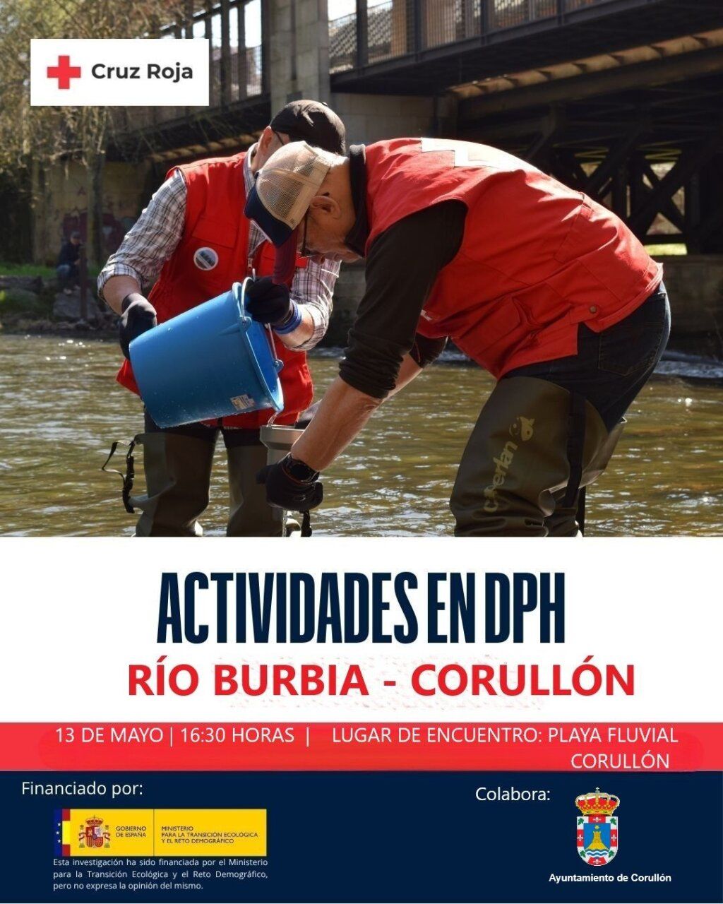 Participantes analizando agua en la Playa Fluvial de Corullón