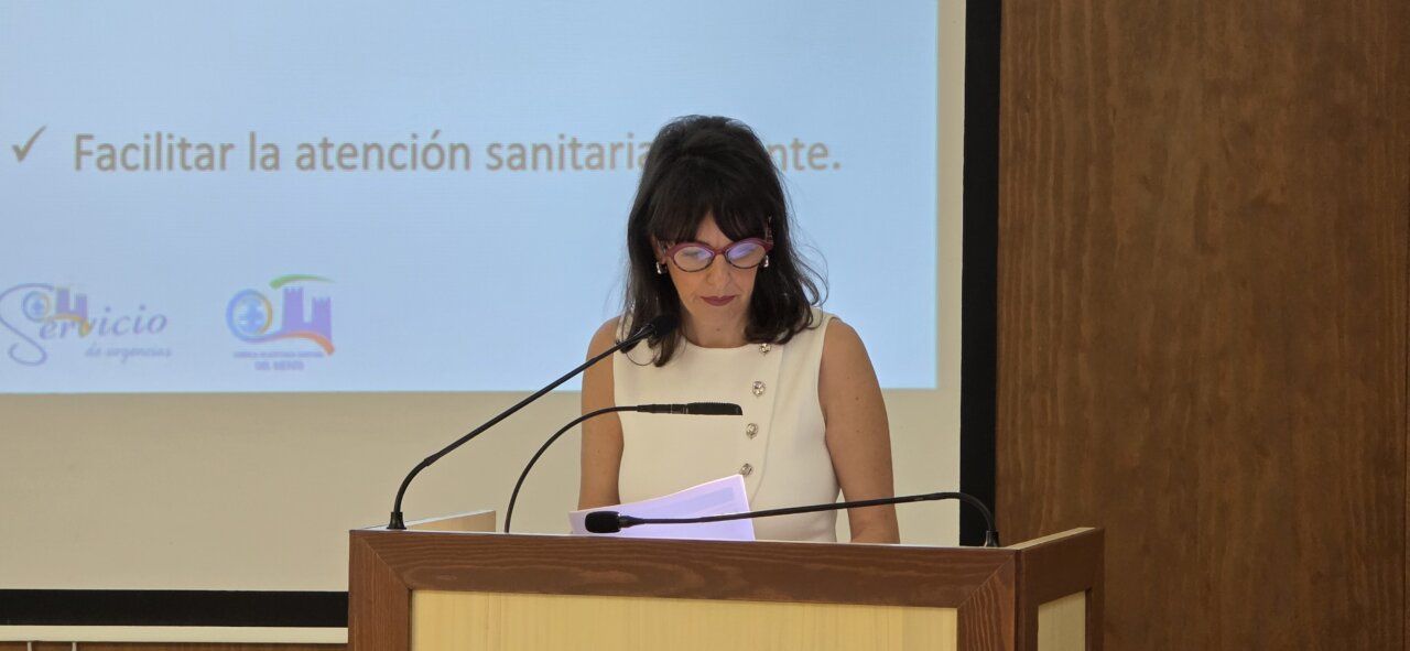 Ponente leyendo sobre atención sanitaria en jornada contra la violencia hacia la mujer
