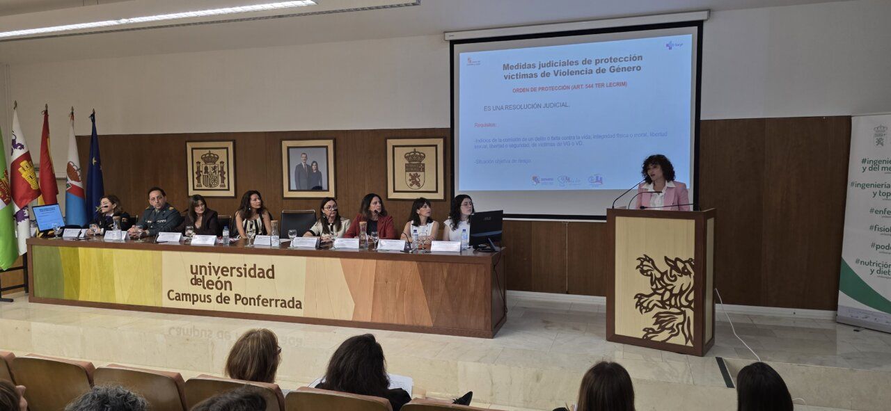 Panel de expertos discutiendo sobre violencia contra la mujer en el campus de Ponferrada