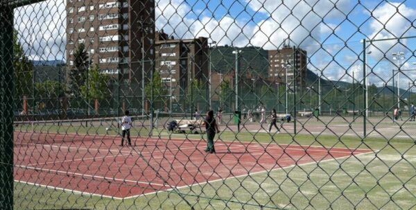 Escuela de deportes en Ponferrada con niños jugando en canchas