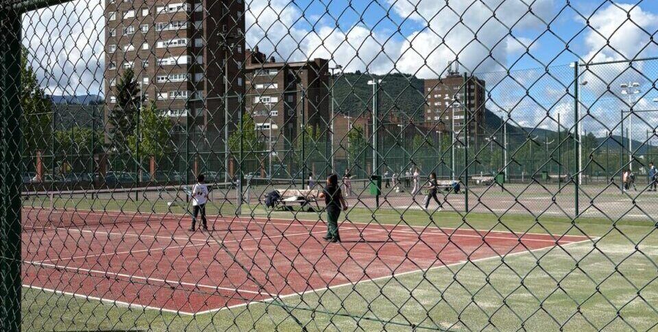 Escuela de deportes en Ponferrada con niños jugando en canchas
