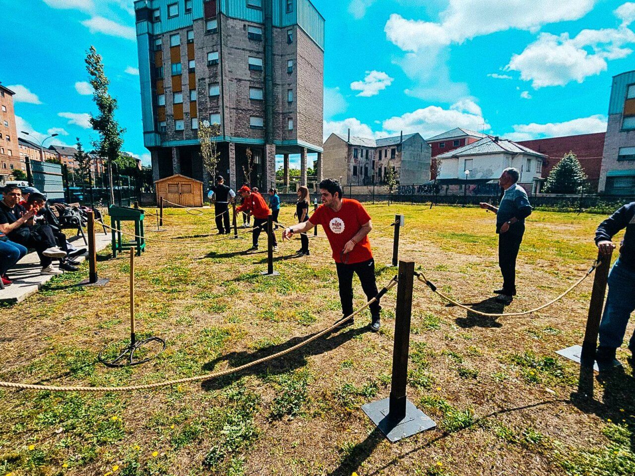 Usuarios de Asprona Bierzo participando en juegos tradicionales al aire libre