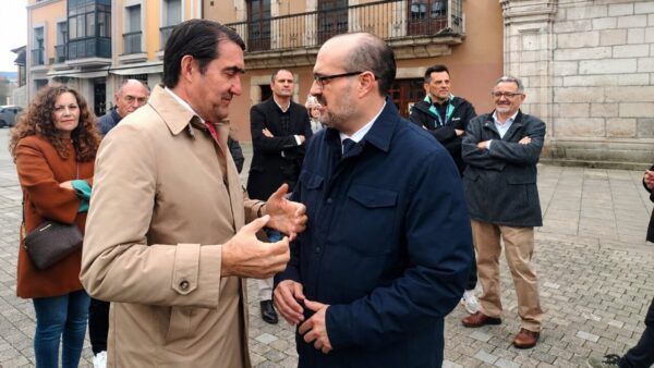 Reunión entre autoridades sobre viviendas para jóvenes en Ponferrada