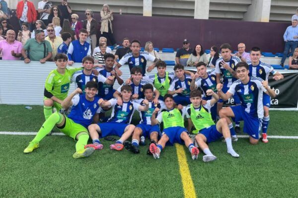 Jugadores del Juvenil A celebrando su ascenso a la categoría Nacional