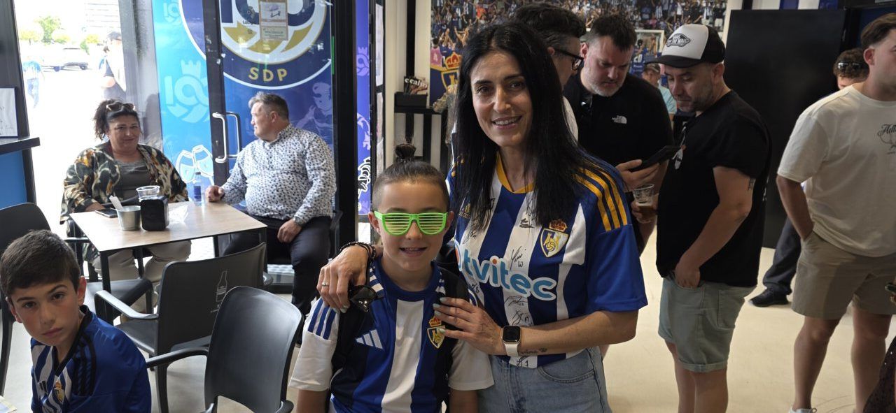 Aficionados de la Ponfe en el Bar El Toralín con camisetas del equipo
