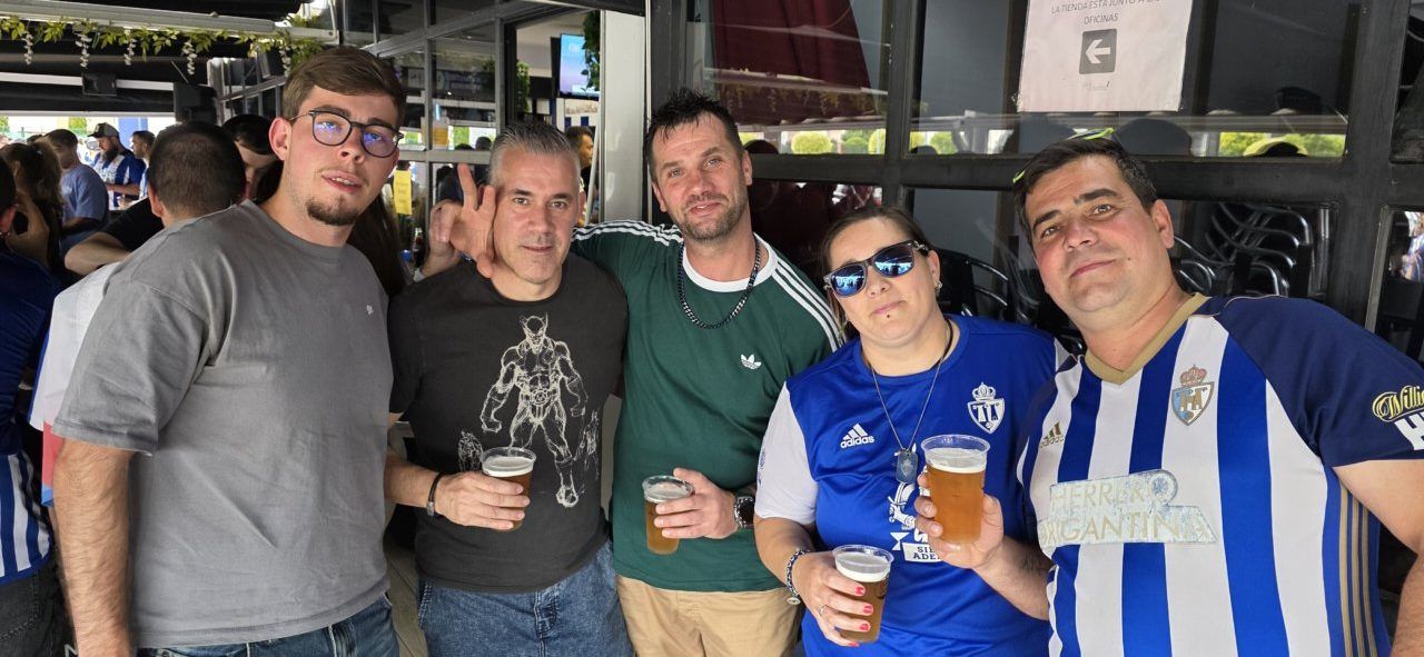 Grupo de aficionados de la Ponfe en el Bar El Toralín disfrutando de cervezas