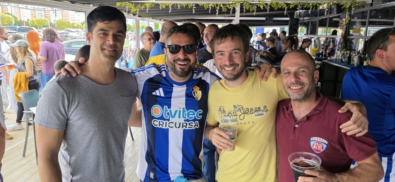 Cuatro amigos disfrutando en el Bar El Toralín con bebidas