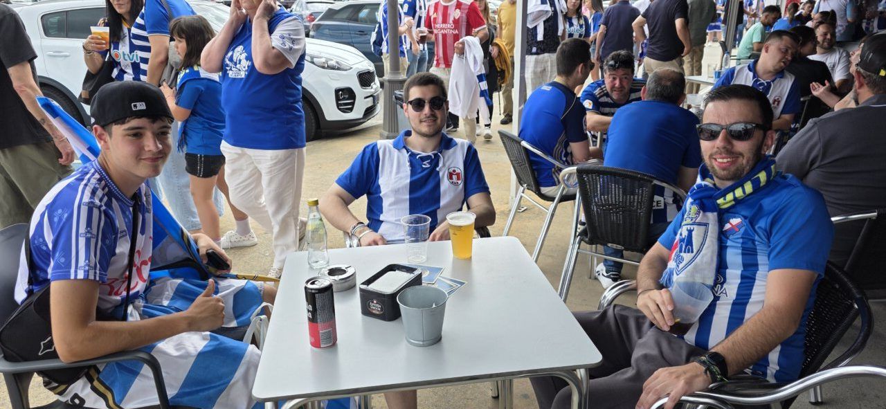 Grupo de aficionados de la Ponfe en el Bar El Toralín disfrutando de un partido.