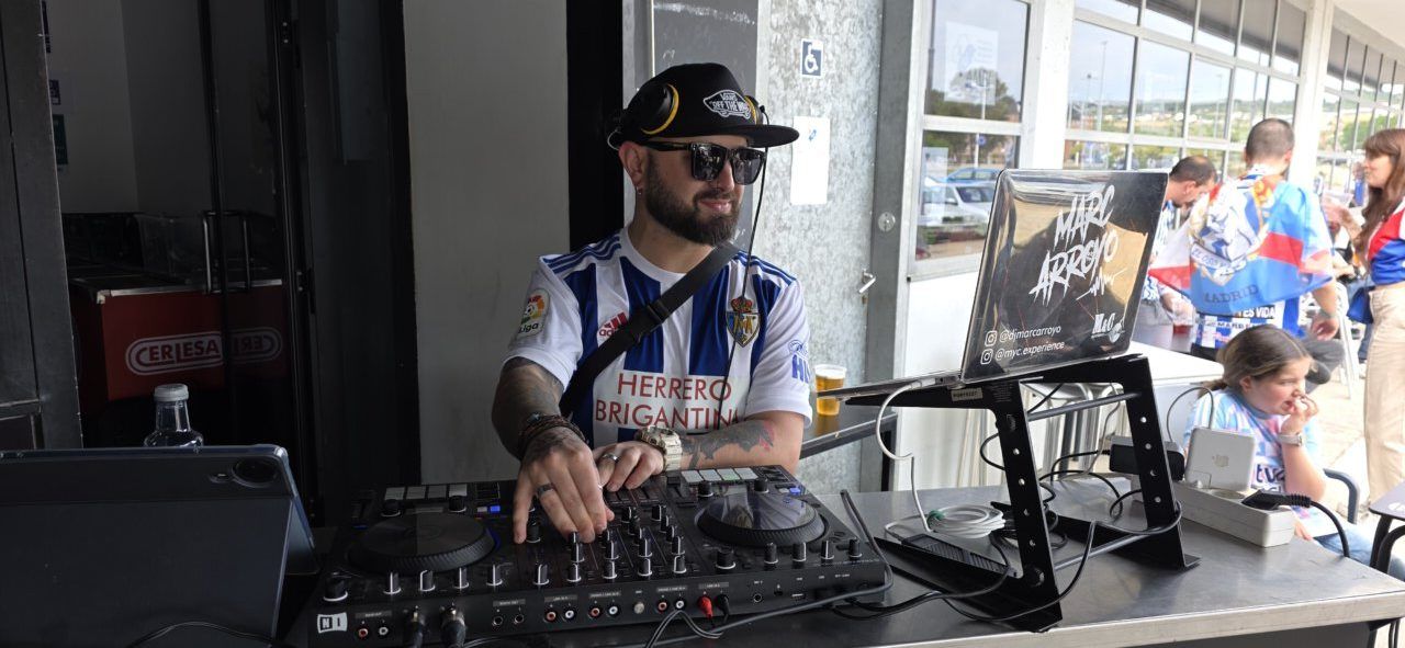 DJ animando la afición de la Ponfe en el Bar El Toralín