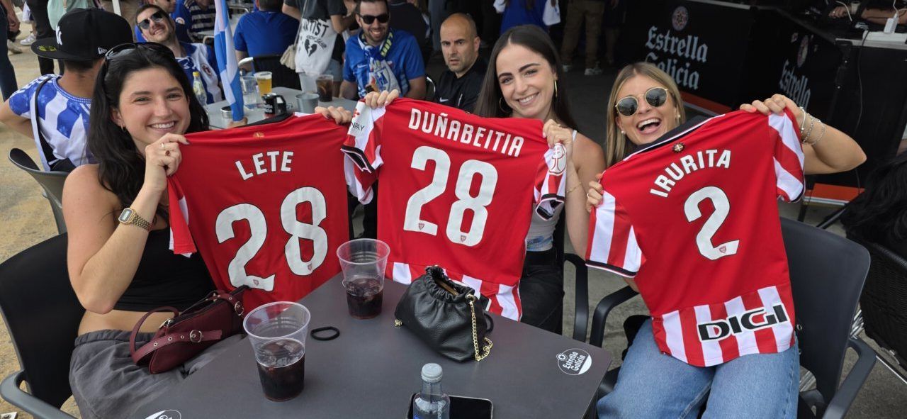 Tres mujeres sosteniendo camisetas de la Ponfe en un bar