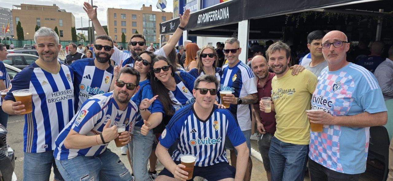 Grupo de aficionados de la Ponferradina en el Bar El Toralín