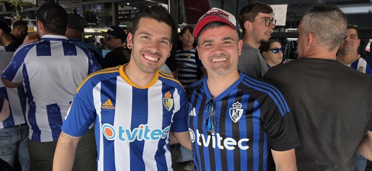 Dos aficionados de la Ponfe sonríen en el Bar El Toralín