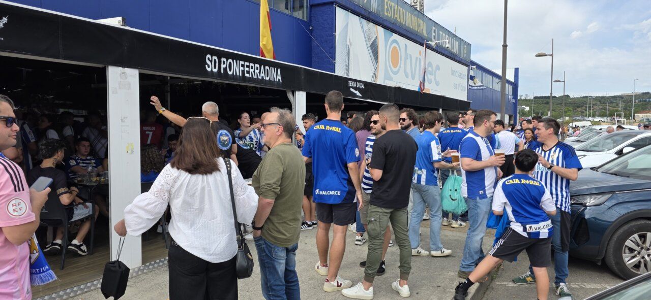 Aficionados de la SD Ponferradina en el Bar El Toralín