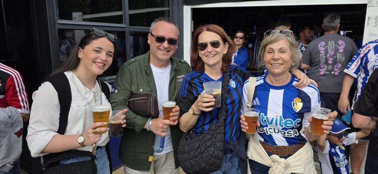 Grupo de aficionados de la Ponfe disfrutando en el Bar El Toralín
