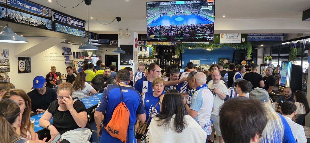 Aficionados de la Ponferradina en el Bar El Toralín disfrutando del partido