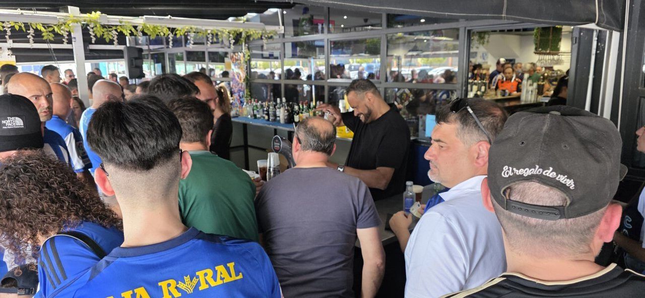 Aficionados de la Ponfe en el Bar El Toralín disfrutando del ambiente