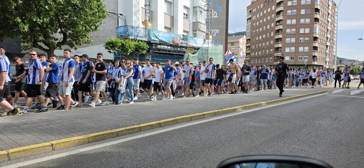 Aficionados de la Ponfe caminando hacia el Bar El Toralín.