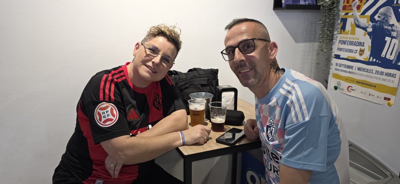 Dos aficionados de la Ponfe disfrutando en el Bar El Toralín