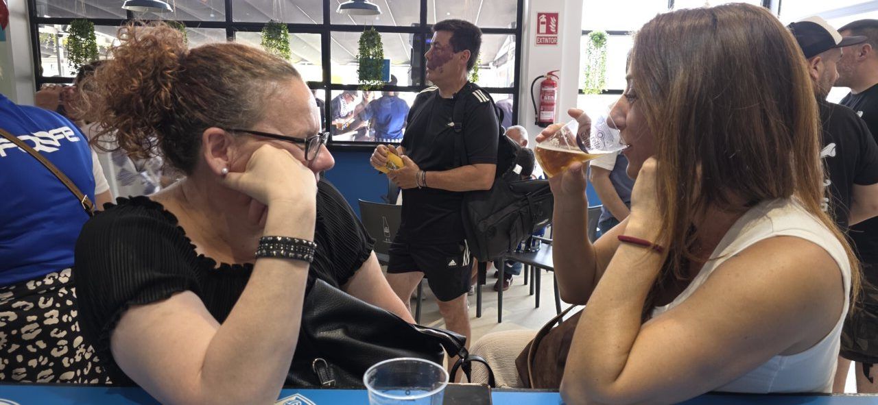 Dos mujeres conversando y disfrutando de bebidas en el Bar El Toralín.