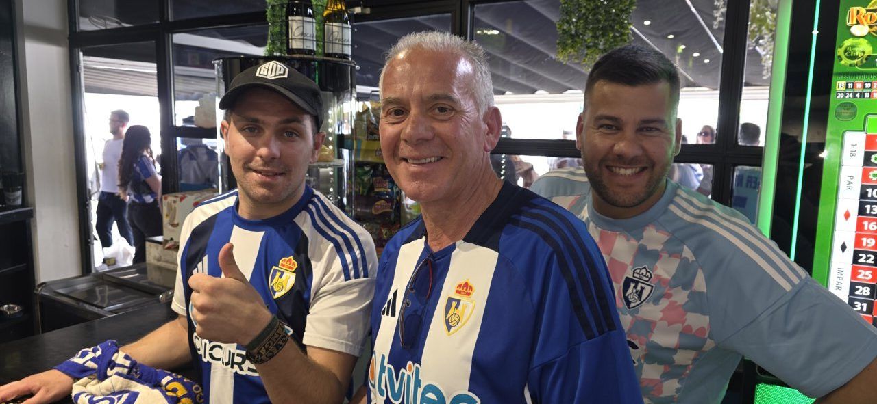 Tres aficionados de la Ponfe sonriendo en el bar El Toralín