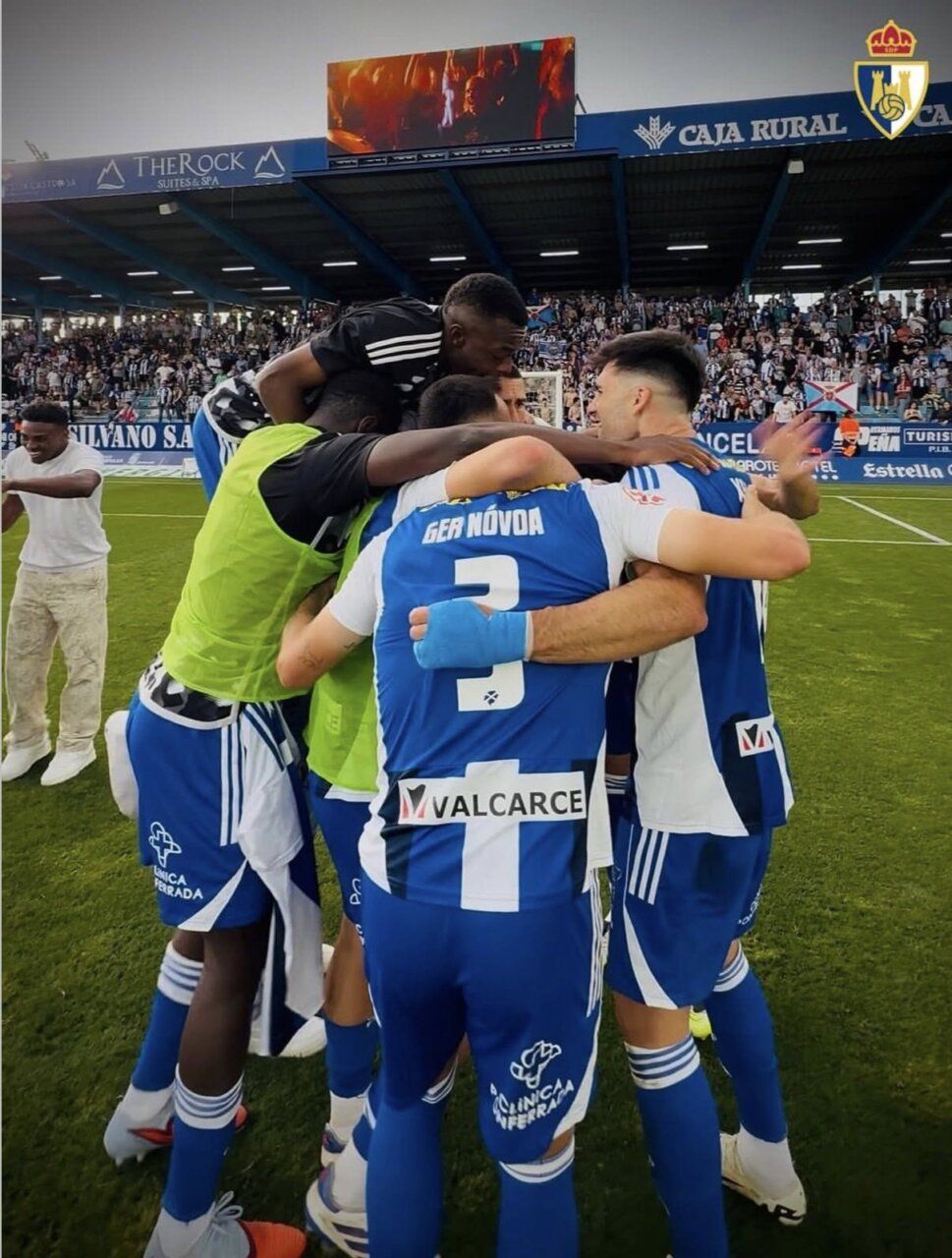 Jugadores de la SD Ponferradina celebrando en el estadio El Toralín