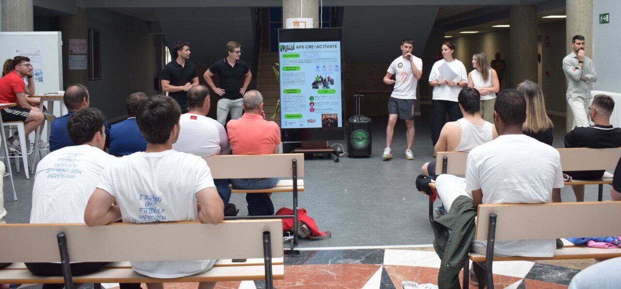 Estudiantes presentando proyectos de inclusión social en la ULE