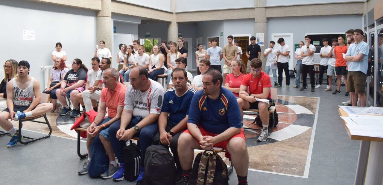 Estudiantes y asistentes en un evento sobre inclusión social en el deporte