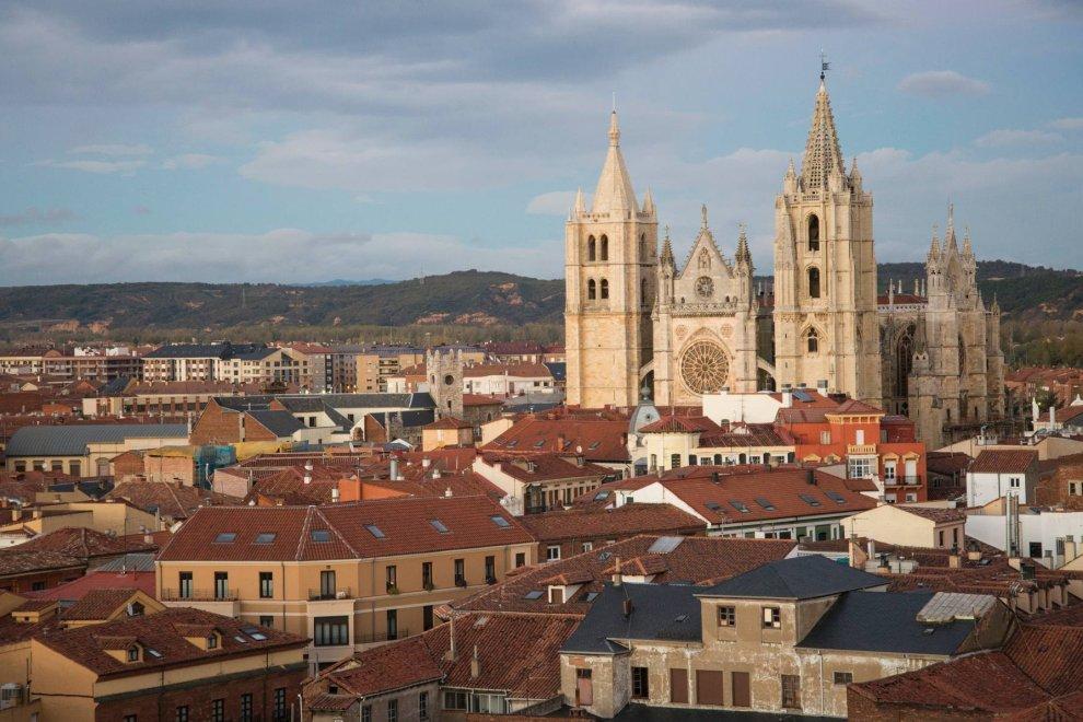 Vista panorámica de la ciudad de León con su catedral y tejados