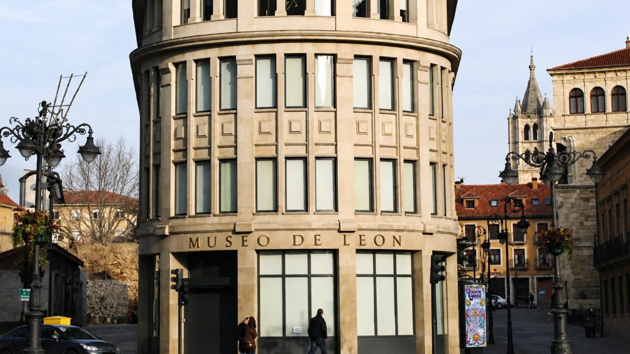 Fachada del Museo de León en la ciudad de León, España.